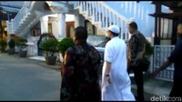 Dua pria berbaju batik ini merupakan Pamdal KPK yang mengawal Novel.