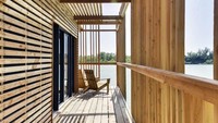 Atelier Lavit berbasis di Paris mengembangkan sebuah hotel ramah lingkungan yang unik. Hotel ini dibangun di atas sebuah danau. Mayoritas materialnya terbuat dari kayu, sehingga, hotel ini bisa mengapung. Istimewa/Inhabitat