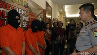 Ketiga pelaku ditangkap di dua tempat yaitu di Depok dan di kawasan Ragunan, Jakarta selatan.