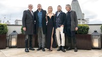 Mereka juga membandingkannya dengan para pemeran pria di film Red Sparrow yang tampak mengenakan jaket tebal. John Phillips/John Phillips/Getty Images/detikFoto.