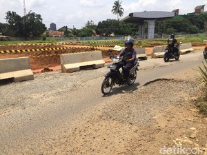 Bikin Sebel, Jalan Dekat Proyek Tol Cijago Rusak
