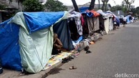 Rumah detensi imigrasi (rudenim) di Indonesia jumlahnya sangat terbatas sehingga tidak bisa menampung semua pencari suaka. Mereka terpaksa mendirikan tenda di pinggir jalan sebagai tempat berlindungnya.