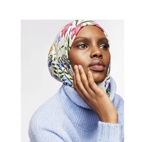 Amina Adan tampil pertama kali di Milan Fashion Week 2018. Dia jadi hijabers kedua setelah Halima Aden yang tampil di ajang fesyen bergengsi itu. Foto: Instagram