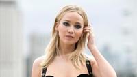 Namun banyak yang menghujatnya akibat terlalu terbuka di tengah udara dingin tersebut. John Phillips/John Phillips/Getty Images/detikFoto.
