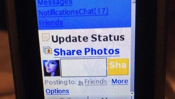 Tampilan Facebook di ponsel jadul. Foto: Brightside