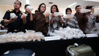 Kerja sama Kementerian Kelautan dan Perikanan melalui Badan Karantina Ikan dan Pengendalian Mutu dan Keamanan Hasil Perikanan (BKIPM) dan Ditjen Bea Cukai Kementerian Keuangan berhasil menggagalkan penyelundupan 71.982 ekor benih lobster yang dimasukkan ke dalam koper. Dok. Kemenkeu.