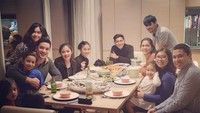 Keharmonisan keluarga besar Nana terlihat dari setiap acara makan malam bersama. Foto: Instagram/nanamirdad_