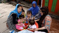Mereka terpaksa hidup di pinggir jalan karena rumah detensi imigrasi (rudenim) di Indonesia yang jumlahnya sangat terbatas sehingga tak bisa lagi menampung semua pencari suaka.