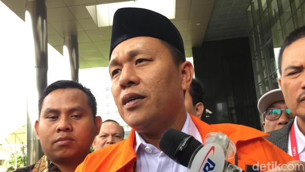 Bupati Lampung Tengah yang juga cagub Lampung Mustafa di lobi gedung KPK, Jumat (23/2/2018)