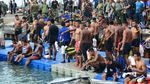 Aksi Marinir Berenang dan Mendayung di Selat Sunda