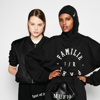 Pihak agensi menyadari keberadaan model berhijab di dunia masih sangat sedikit. Wanita berhijab dalam fesyen global juga masih jadi perdebatan. Tapi ia yakin membawa Amina Aden, karena ia punya potensi dan patut dijadikan role model. Foto: Instagram