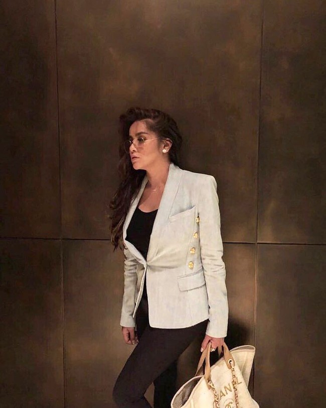 Berpose di restoran CUT by Wolfgang Puck saat liburan ke Singapura, Olla Ramlan bergaya dengan koleksi tas Chanel Large Shopping Tote yang merupakan bagian dari koleksi Chanel Cruise 2018. Harga tas yang dibawa Olla US$ 3.100. (Foto: Instagram)