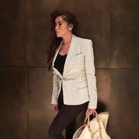 Berpose di restoran CUT by Wolfgang Puck saat liburan ke Singapura, Olla Ramlan bergaya dengan koleksi tas Chanel Large Shopping Tote yang merupakan bagian dari koleksi Chanel Cruise 2018. Harga tas yang dibawa Olla US$ 3.100. (Foto: Instagram)