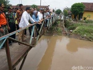 Sambangi Korban Banjir Jombang, Gus Ipul: Ini Perlu Penyelesaian