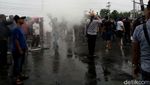 Foto: Demo Pencemaran Lingkungan, Warga Bakar Properti PT RUM