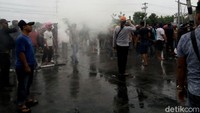 Warga sudah berjaga di sekitar gedung PT RUM sejak Kamis (22/2). Ujungnya, siang ini mereka membakar beberapa properti dan melempari bangunan di depan PT RUM.