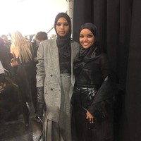 Amina Adan mencuri perhatian publik saat berjalan membawakan koleksi Max Mara di Milan Fashion Week 2018 bersama Halima Aden dan Gigi Hadid. Foto: Instagram