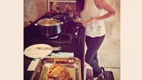 Selain suka makan, ternyata Nana juga jago masak lho! Foto: Instagram/nanamirdad_