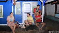 Mereka tidak peduli meski pakaian mereka basah.