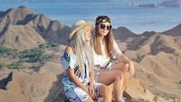 Selain liburan bareng ke luar negeri, Prue dan Chantal juga pernah traveling ke Pulau Padar di Labuan Bajo. Sister Goal banget ya! (@marischkaprue/Instagram)
