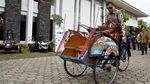Gaya Jonan Jajal Becak Listrik di Yogyakarta
