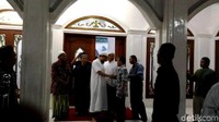 Usai melaksanakan salat magrib berjemaah, Novel sempat bercengkrama dengan para tetangga yang juga salat di masjid.