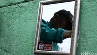 Pak Ebit sudah mulai mencukur sejak tahun 81. Ia biasa beroperasi di pinggir rel kawasan Roxy.