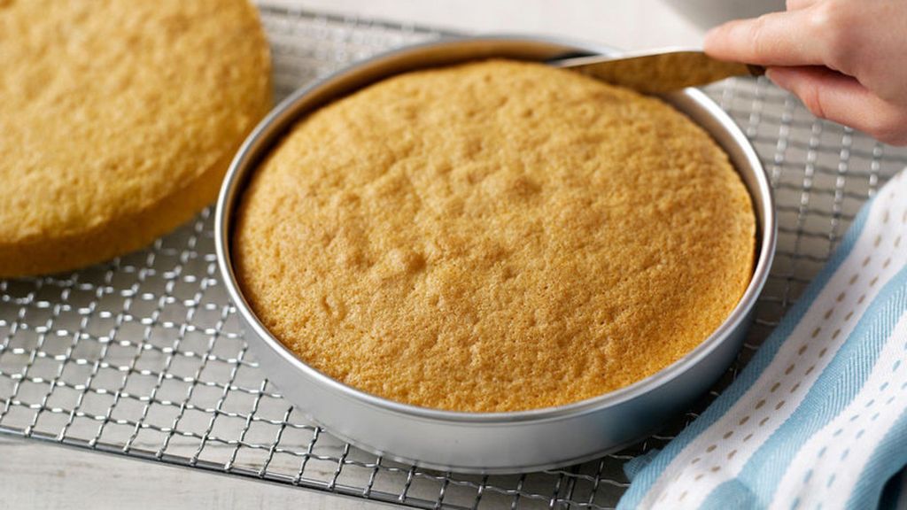 Melapisi Loyang Kue Pakai Kertas Roti Dengan Benar
