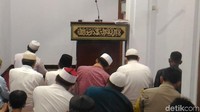 Setiba di Masjid Al-Ihsan, Novel duduk di saf pertama.