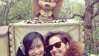 Kalau yang ini Anne Nakamura sedang menikmati hari libur. Besama sahabatnya ia menikmati taman rekreasi Tokyo Disney Sea (Instagram/cocoannne)