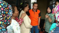 Kasie Kedaruratan dan Logistik BPBD Kabupaten Cirebon Eman Sulaeman mengatakan pihaknya saat ini belum menyediakan tempat pengungsian. Namun, karena kondisi darurat, sambung Eman, warga yang terdampak banjir langsung diungsikan sementara ke alun-alun, balai desa, dan masjid.