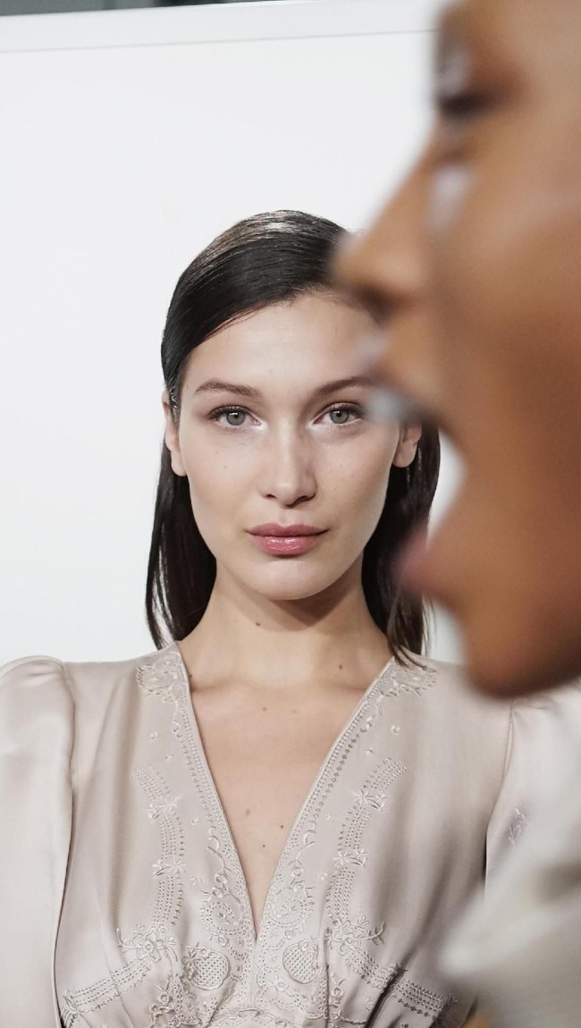 Bella Hadid di belakang panggung fashion show Fendi. (Foto: Vittorio Zunino Celotto/Getty Images)