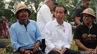 Seorang petani, Sukanada, menyampaikan panjang lebar terkait progres proyek padat karya di Desa Kukuh, ia juga memaparkan pendapatan per hari pekerja sekitar Rp 85 ribu. (Foto: Andhika Prasetia/detikcom)