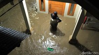 Permukiman warga Paseh Bandung tergenang banjir saat hujan deras mengguyur, Kamis (22/2/2017) malam.