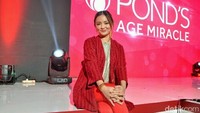 Menggendong anak juga termasuk olahraga untuknya. Foto: Ismail/detikHOT