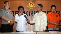Kasubdit I Direktorat Tindak Pidana Siber Bareskrim Polri Kombes Irwan Anwar menggelar rilis terkait penangkapan pelaku penyebar berita hoax di gedung Bareskrim Polri, Cideng, Tanah abang, Jakata Pusat, Jumat (23/2/2018).