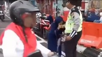 Briptu Erlangga mendiamkan saja saat tangannya digigit Anik tanpa melakukan perlawanan (Foto: Screenshot Video)