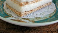 Tumpukan cake berwarna cream, dengan hiasan garis cokelat diatasnya, sangat mirip dengan potongan cake di toko kue. Foto: Milkfly