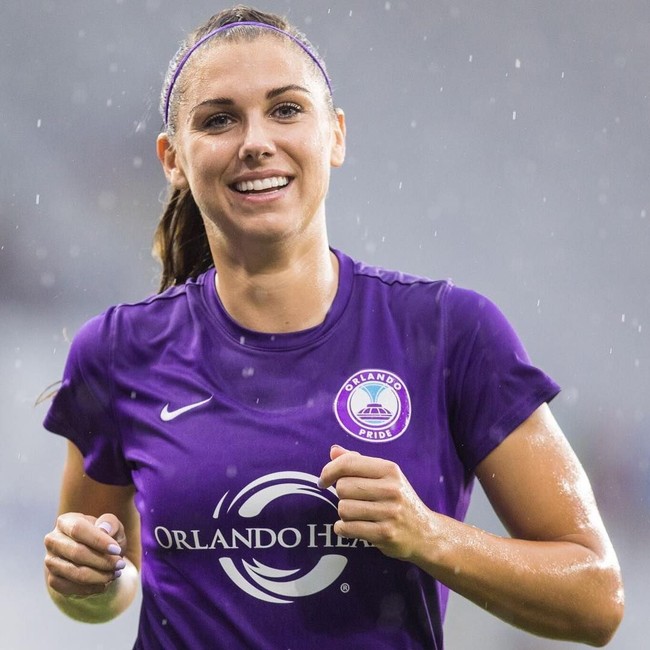 Selain Mohamed Salah, pesepak bola lain yang masuk dalam daftar orang berpengaruh 2019 adalah Alex Morgan. Dikatakan jika wanita ini adalah sosok yang kuat dan tak kenal takut. Ia pun selalu terlihat percaya diri dalam setiap permainan. Alex juga dianggap bisa menjadi panutan yang baik untuk para gadis muda. Foto: (@alexmorgan13/Instagram)