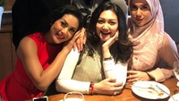 Kalau ini saat Marini makan malam dengan rekan sesama artis tahun 90-an. Duh, masih pada awet muda, ya! Foto: Istimewa