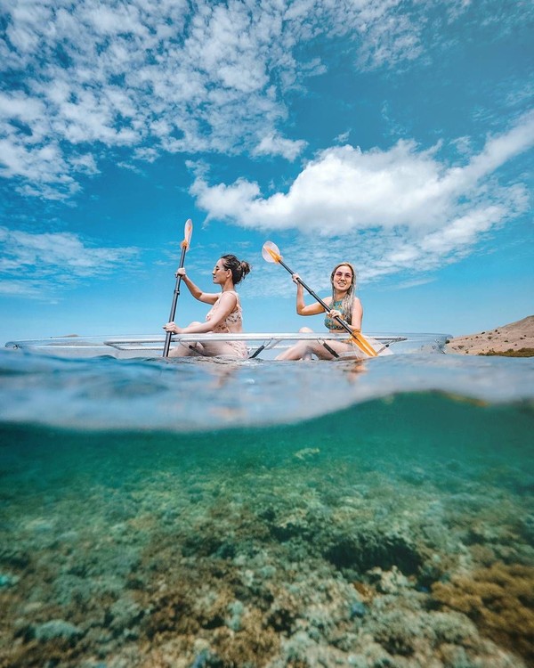 Tidak hanya berfoto dan menikmati keindahan Pulau Padar, Prue dan Chantal juga kompak main kano bareng (@marischkaprue/Instagram)