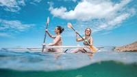 Tidak hanya berfoto dan menikmati keindahan Pulau Padar, Prue dan Chantal juga kompak main kano bareng (@marischkaprue/Instagram)