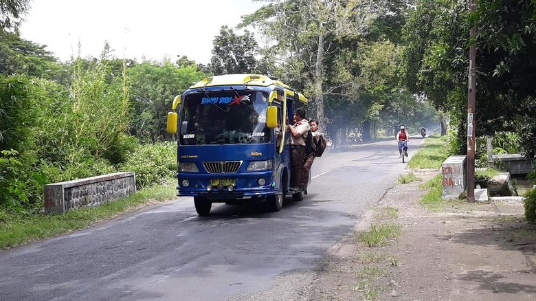 Tiap Pagi Pelajar Ngawi Bertaruh Nyawa Bergelantungan di Pintu Bus Tiap Pagi Pelajar Ngawi Bertaruh Nyawa Bergelantungan di Pintu Bus