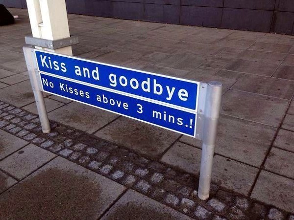Di Bandara Aalborg, Denmark ada area khusus buat berciuman dan berpamitan. Lokasinya ada di tempat parkir. Tapi ingat, berciumannya tidak boleh lebih dari 3 menit (dingodamp/Bored Panda) Di Bandara Aalborg, Denmark ada area khusus buat berciuman dan berpamitan. Lokasinya ada di tempat parkir. Tapi ingat, berciumannya tidak boleh lebih dari 3 menit (dingodamp/Bored Panda)