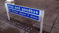 Di Bandara Aalborg, Denmark ada area khusus buat berciuman dan berpamitan. Lokasinya ada di tempat parkir. Tapi ingat, berciumannya tidak boleh lebih dari 3 menit (dingodamp/Bored Panda)