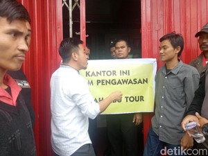 Jemaah Umrah Abu Tours Mengamuk dan Segel Kantor di Makassar