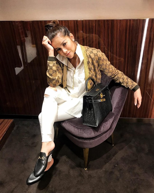 Menyambut akhir pekan, Olla Ramlan berpose stylish dalam balutan kemeja dan celana putih serta cardigan wool dari brand Gucci seharga US$ 1.500. Terlihat juga di sampingnya tas Hermes Kelly 32 cm seharga US$ 49 ribu atau Rp 600 jutaan. (Foto: Instagram)