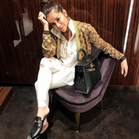 Menyambut akhir pekan, Olla Ramlan berpose stylish dalam balutan kemeja dan celana putih serta cardigan wool dari brand Gucci seharga US$ 1.500. Terlihat juga di sampingnya tas Hermes Kelly 32 cm seharga US$ 49 ribu atau Rp 600 jutaan. (Foto: Instagram)