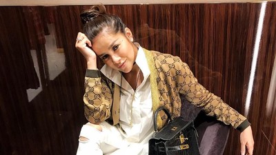 Foto: 12 Gaya Mewah Olla Ramlan, Mama Hot Zaman Now