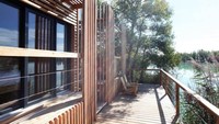 Lihat pemandangannya, saat membuka jendela pengunjung langsung mendapat pemandangan danau biru. Istimewa/Inhabitat